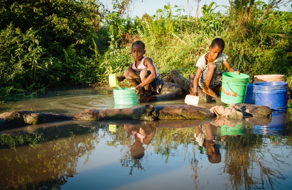 汚染された不衛生な水を汲む子どもたち